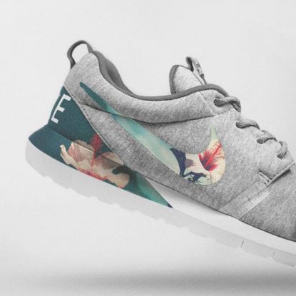 Fotografia e Nike Floral Roshe Customized Running Shoes.